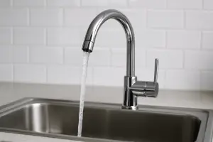wasserhanh mit fliessend wasser